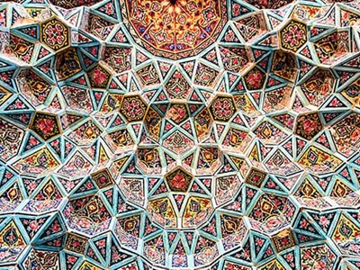 Photo of an ornate ceiling showcasing islamic geometry patterns. 